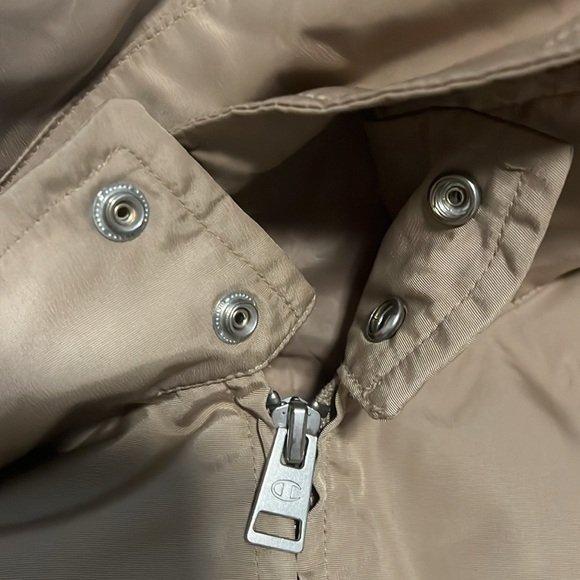 I’m selling a tan champion lightweight jacket - Picture 2 of 4